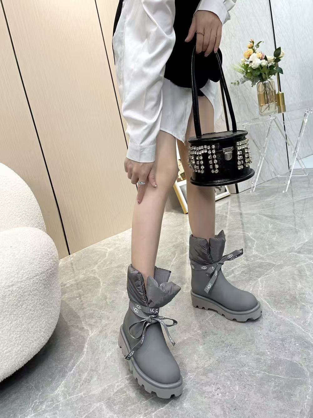 Thick-soled snow boots