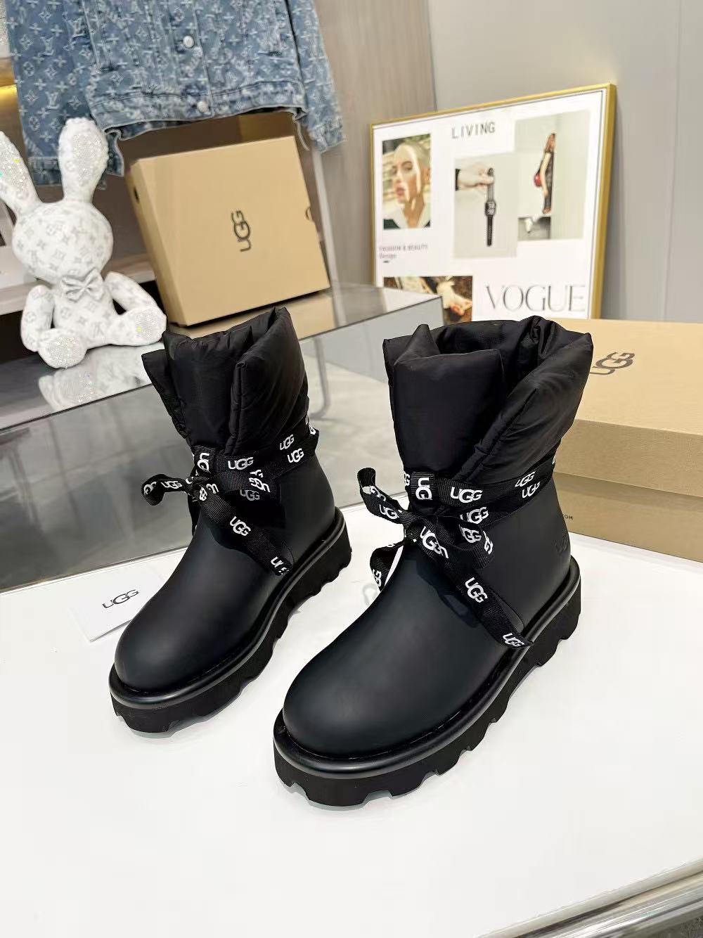 Thick-soled snow boots