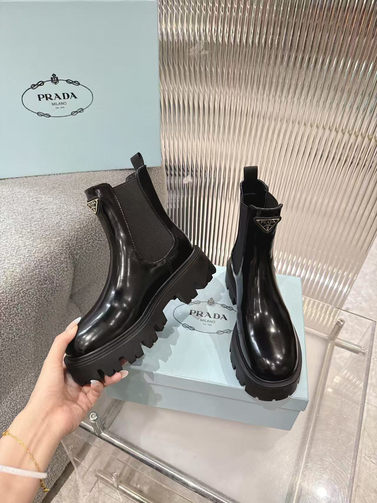 Platform Chelsea boots