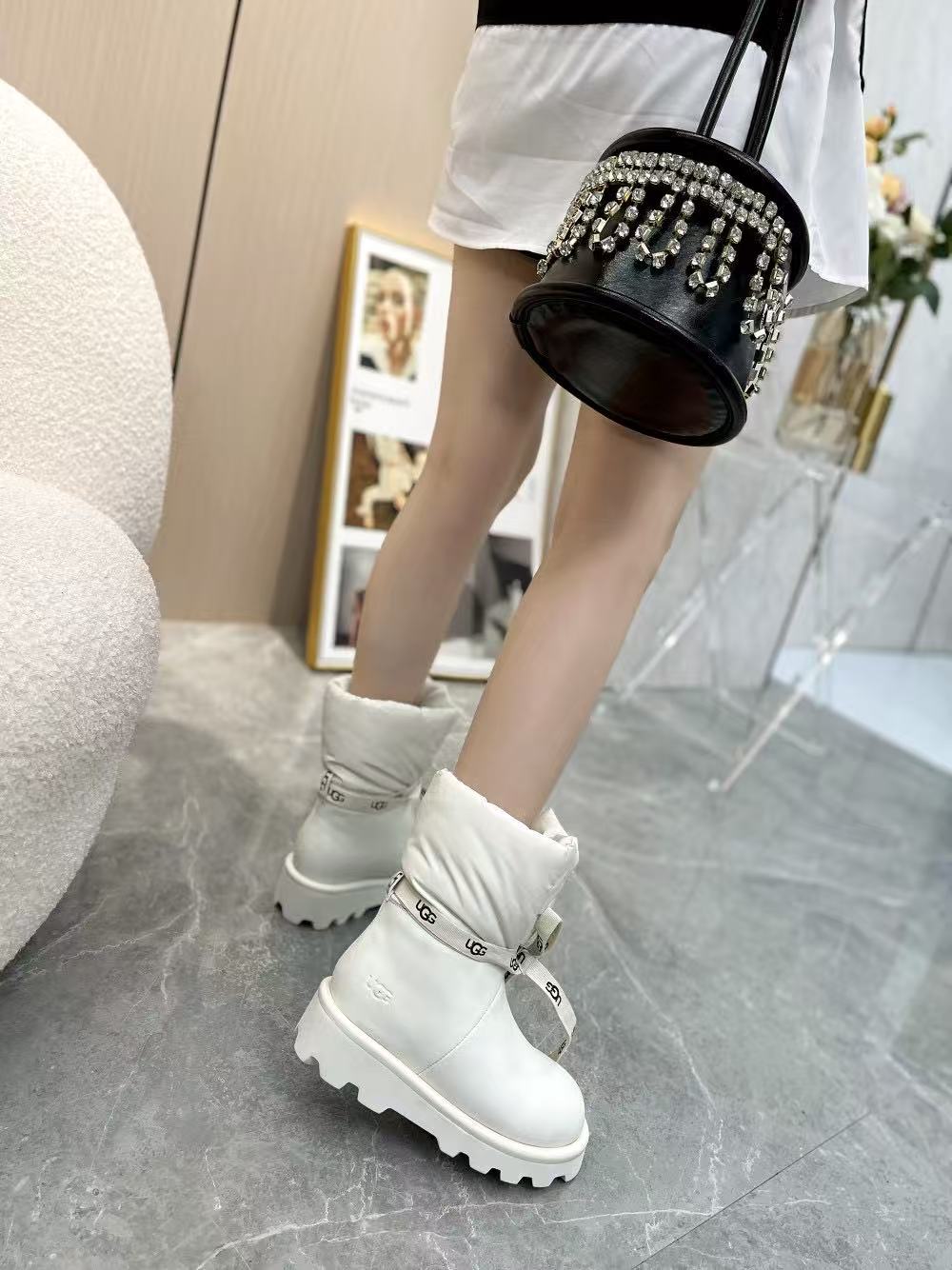 Thick-soled snow boots