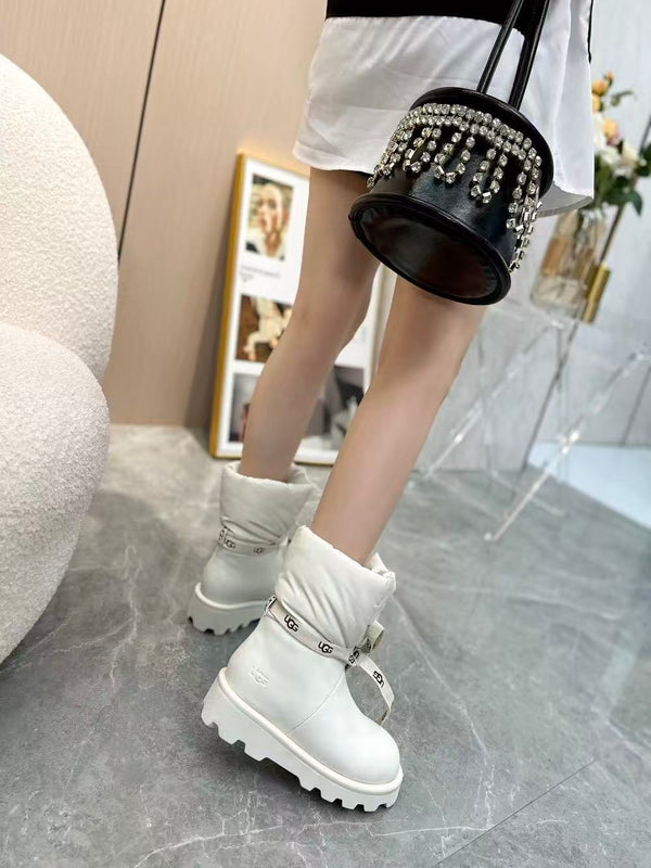 Thick-soled snow boots