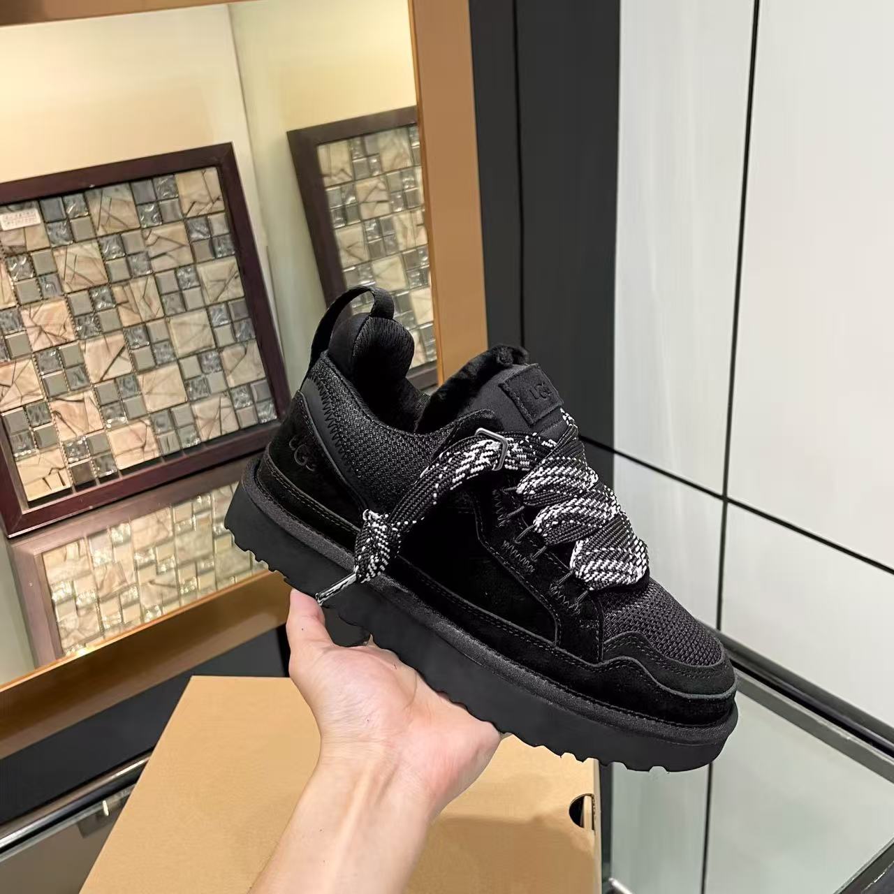 Thick-soled casual sneakers