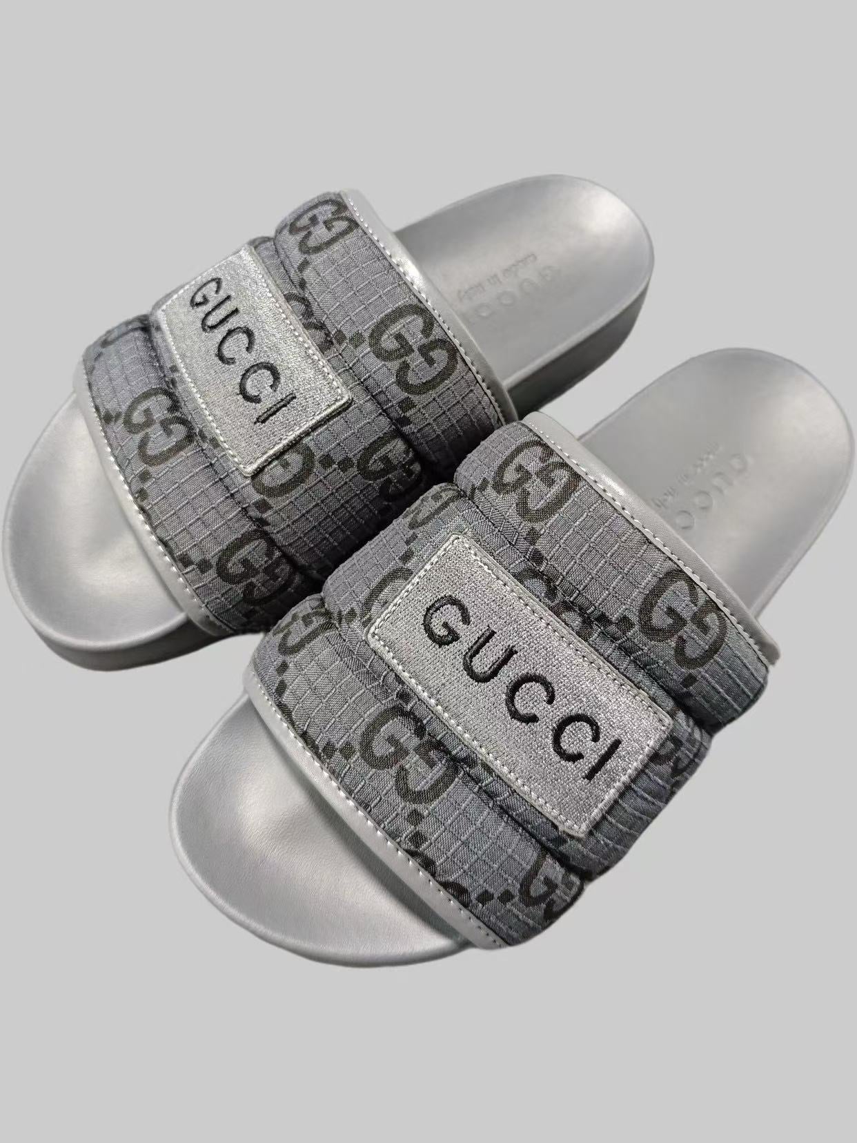 Double-strap flat slippers