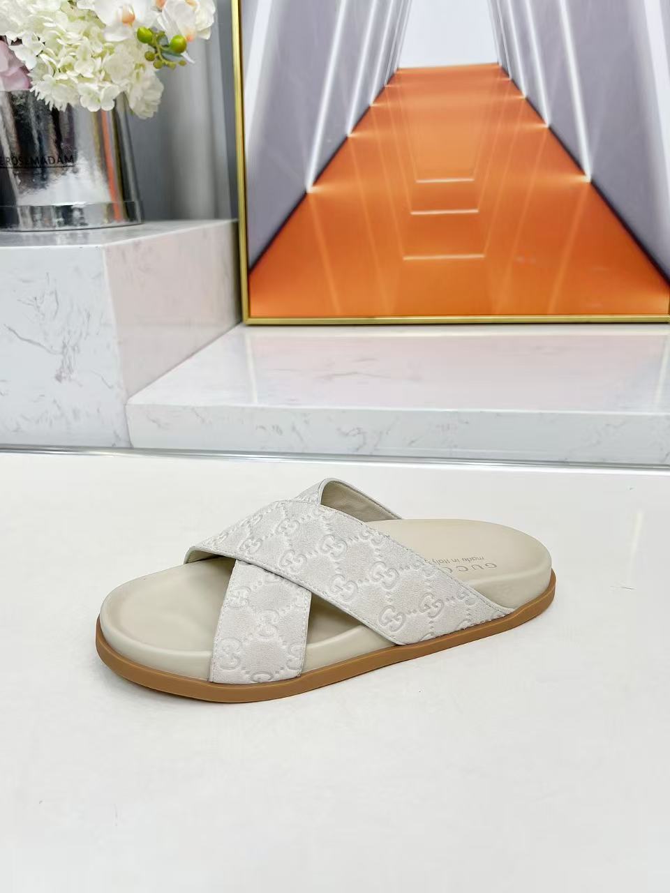 Cross-strap flat slippers