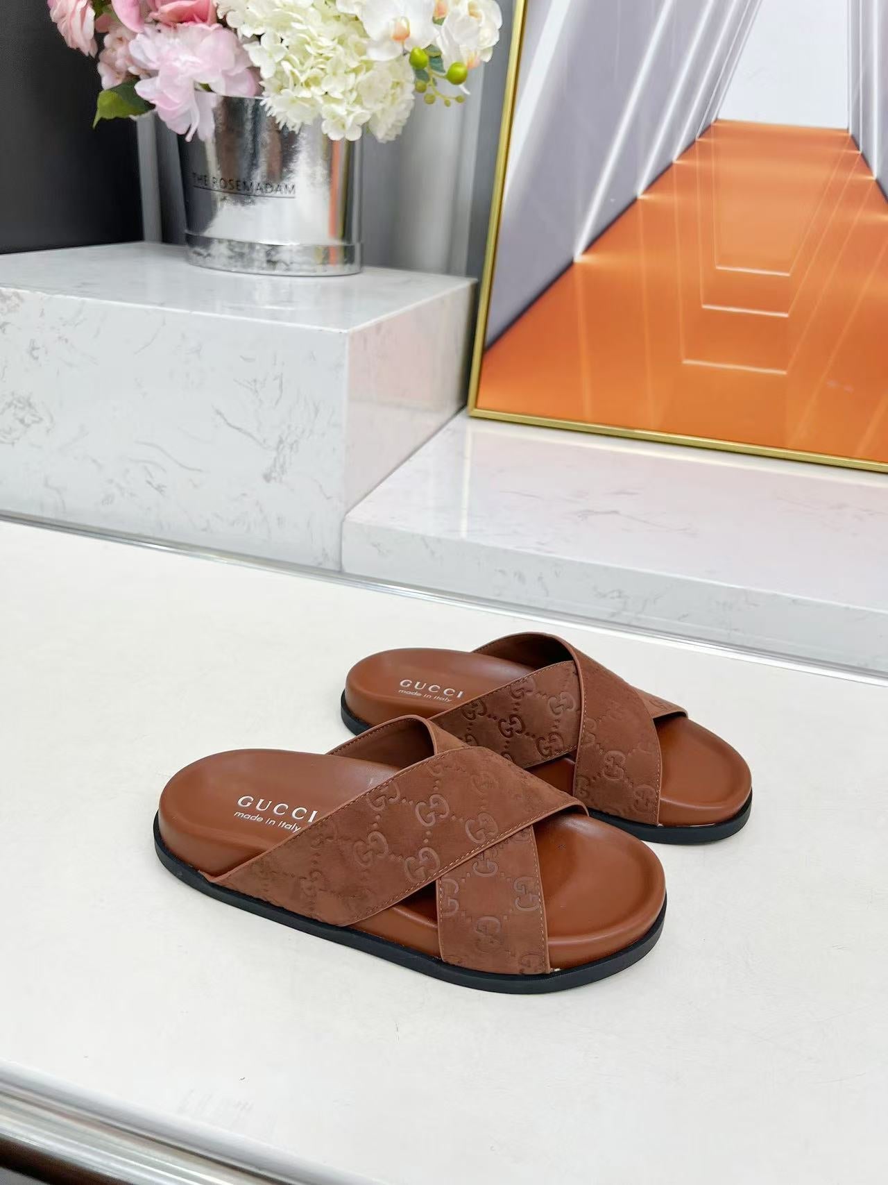 Cross-strap flat slippers