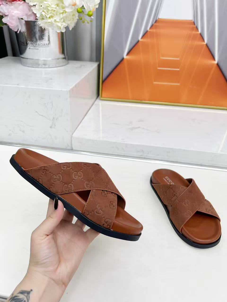 Cross-strap flat slippers