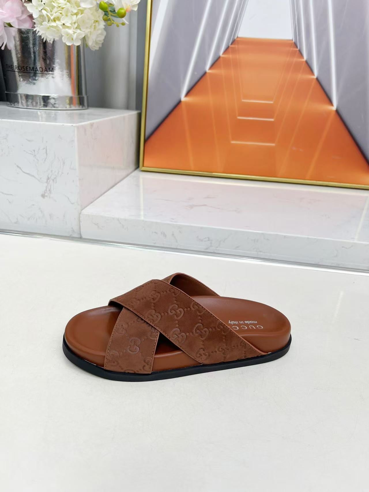 Cross-strap flat slippers