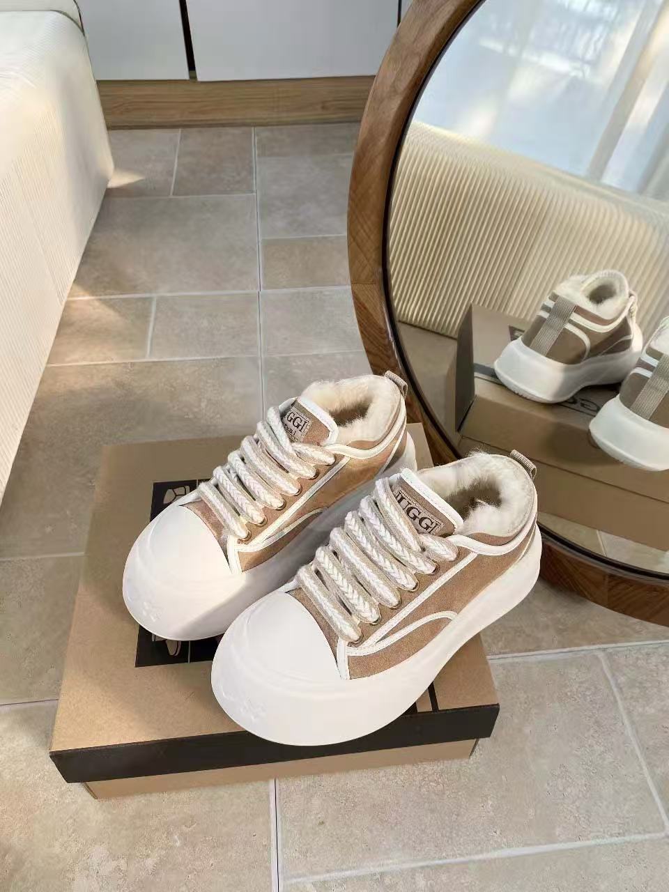 Thick-soled plush casual shoes