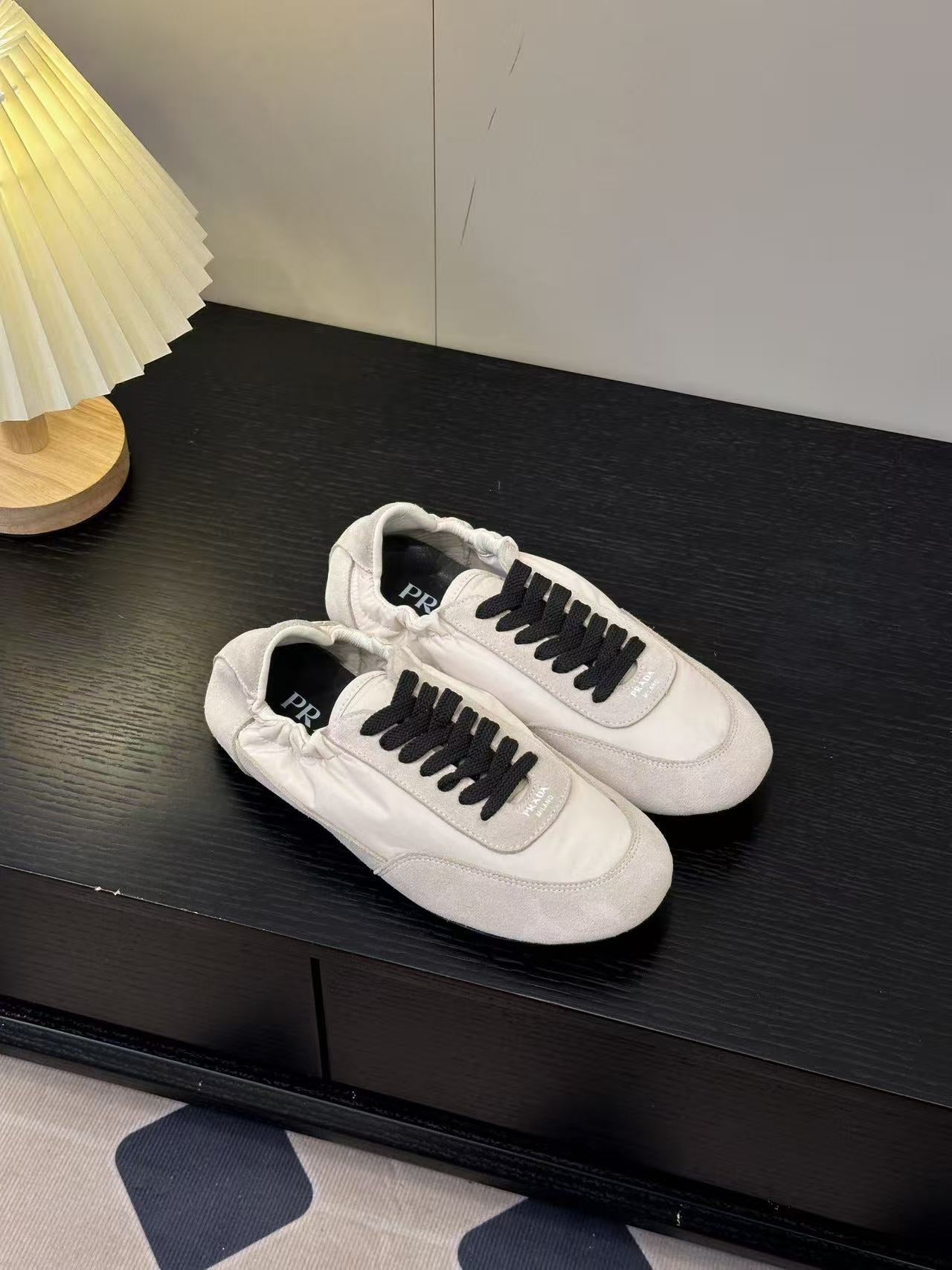 Lace-up casual sneakers