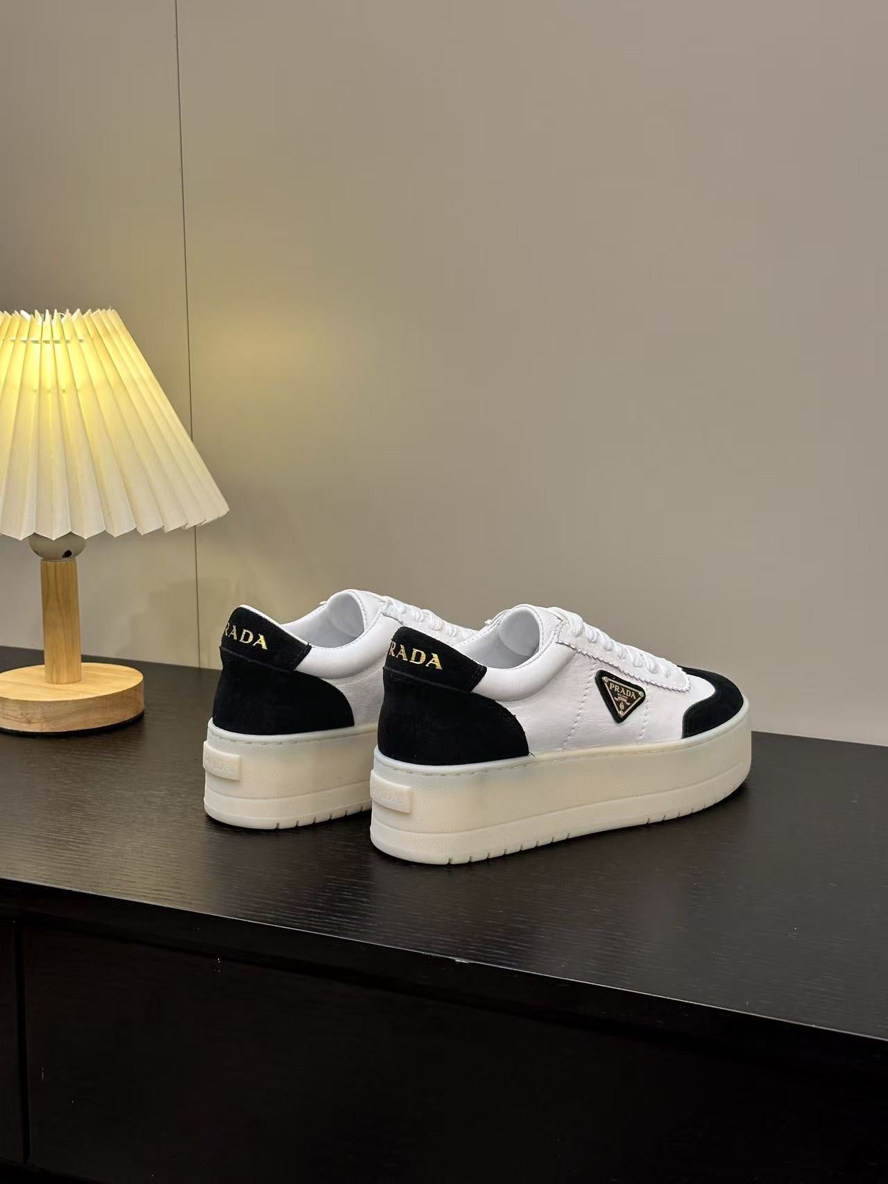 Thick-soled casual sneakers