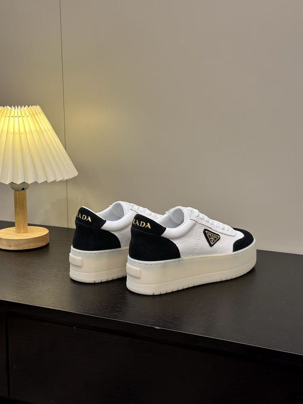 Thick-soled casual sneakers