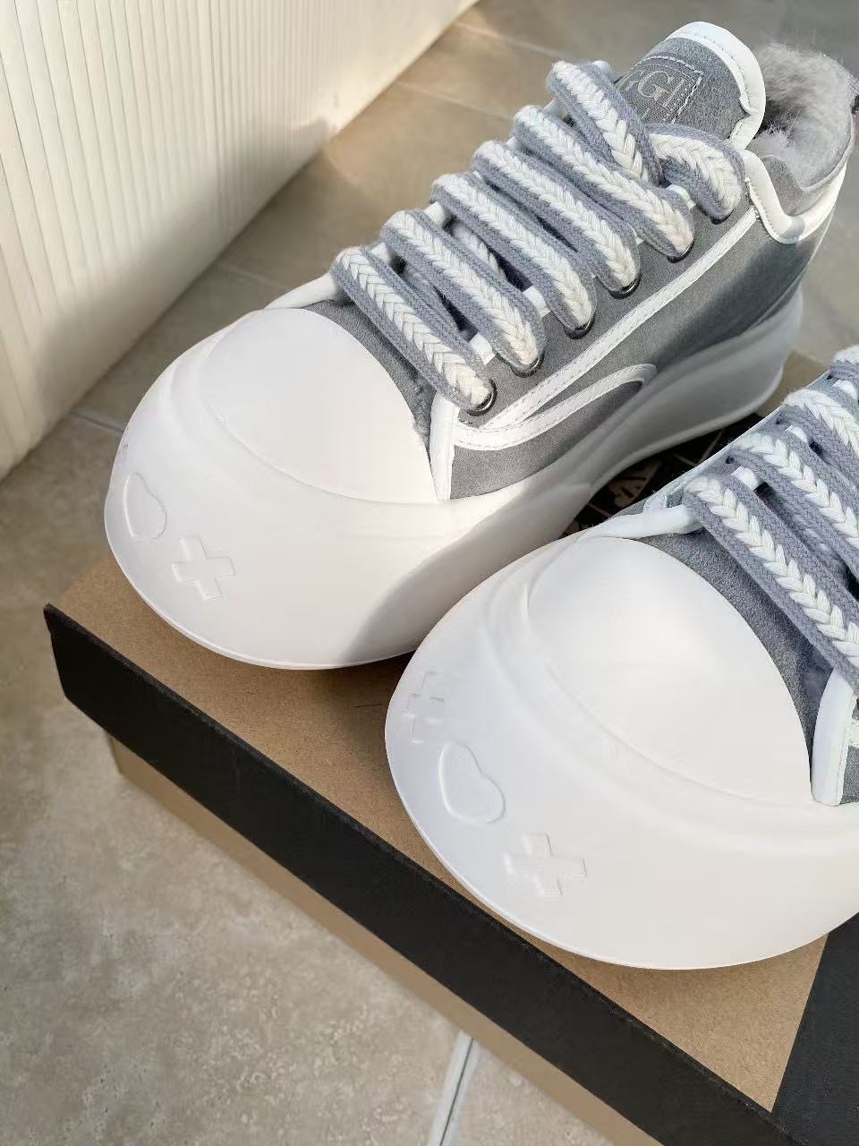 Thick-soled plush casual shoes