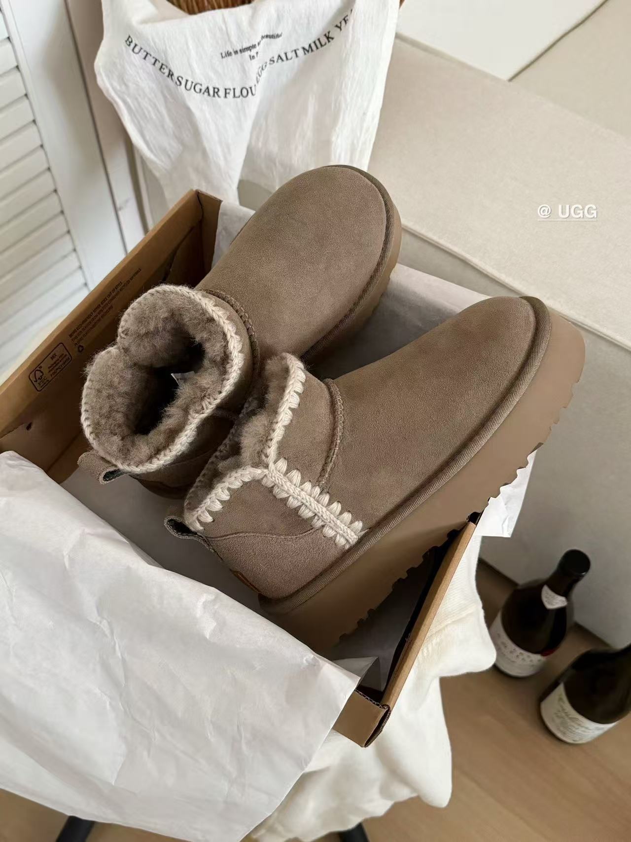 Thick-soled snow boots