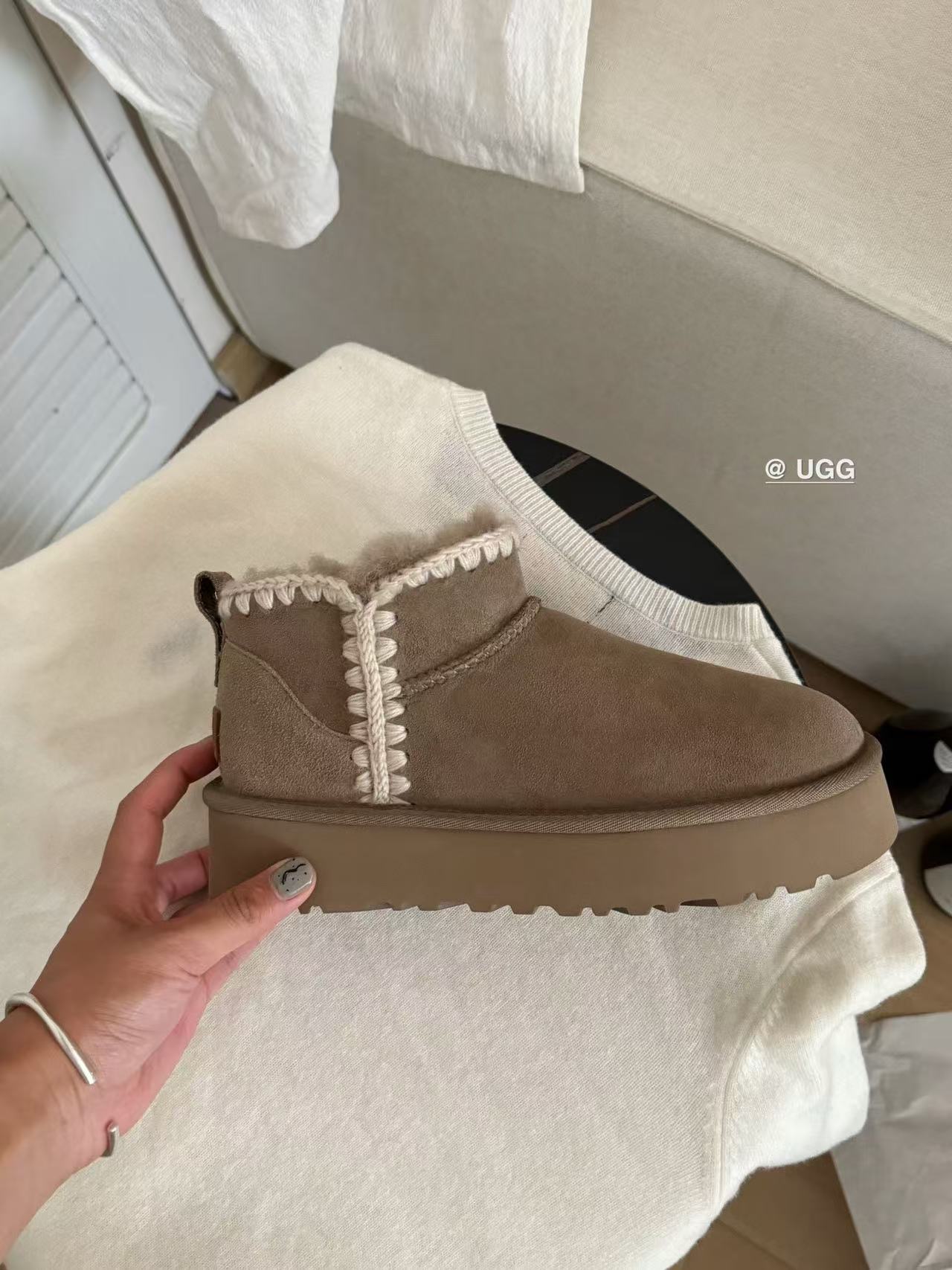 Thick-soled snow boots