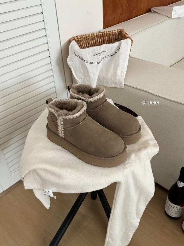Thick-soled snow boots