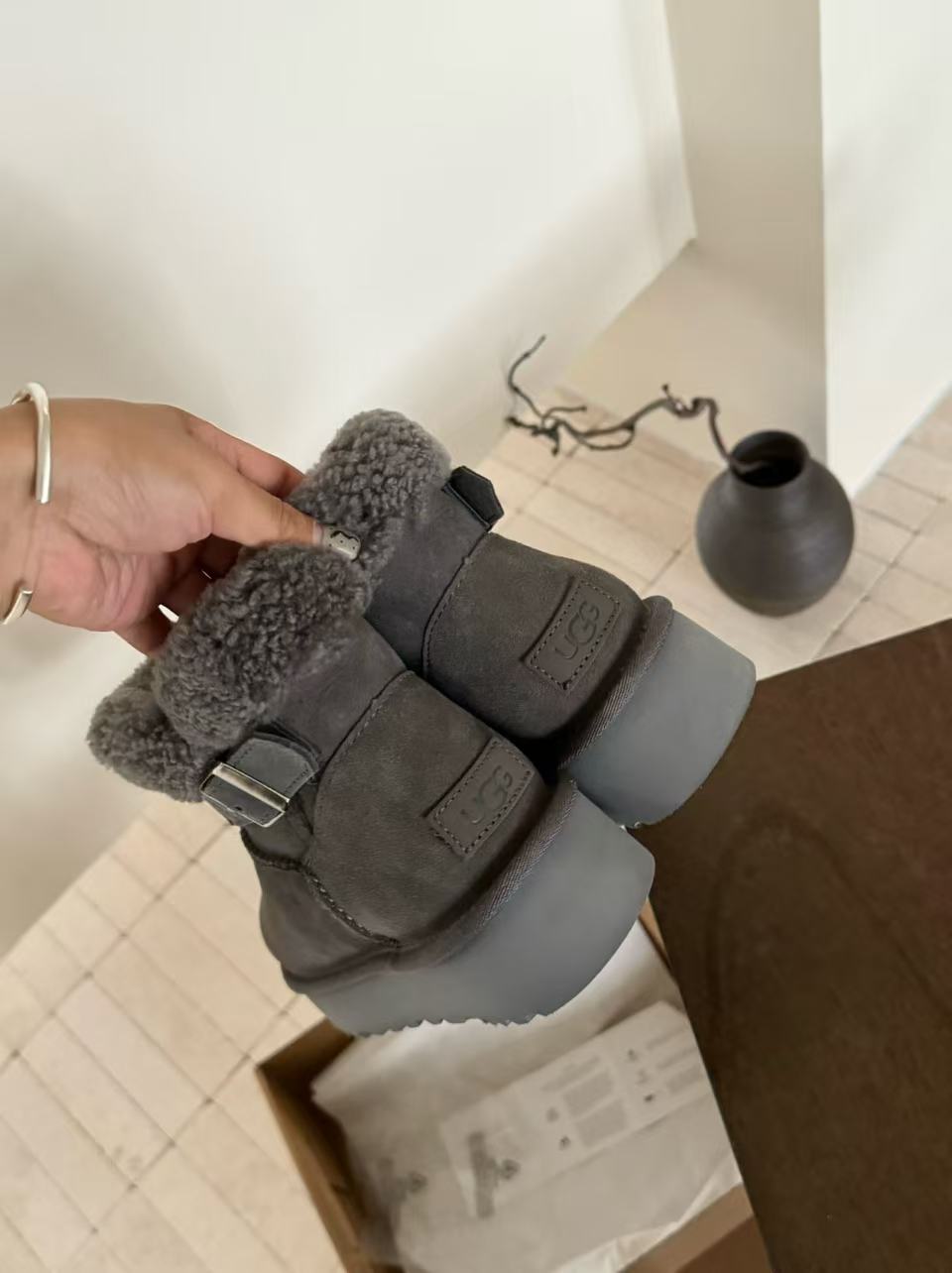 Thick-soled snow boots