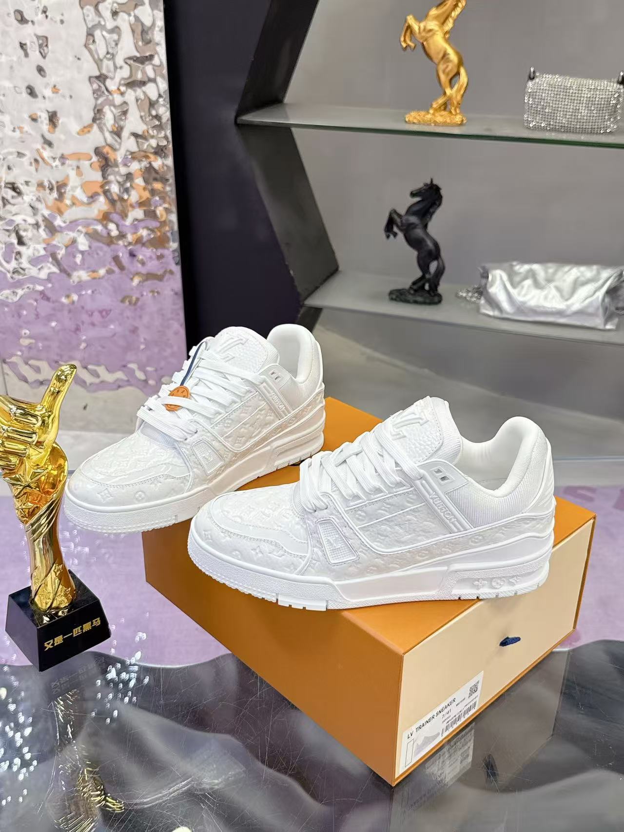 Old flower embossed casual sneakers