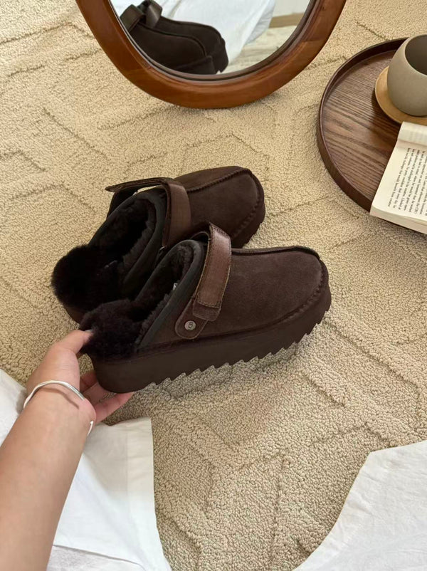 Thick-soled buckled plush slippers