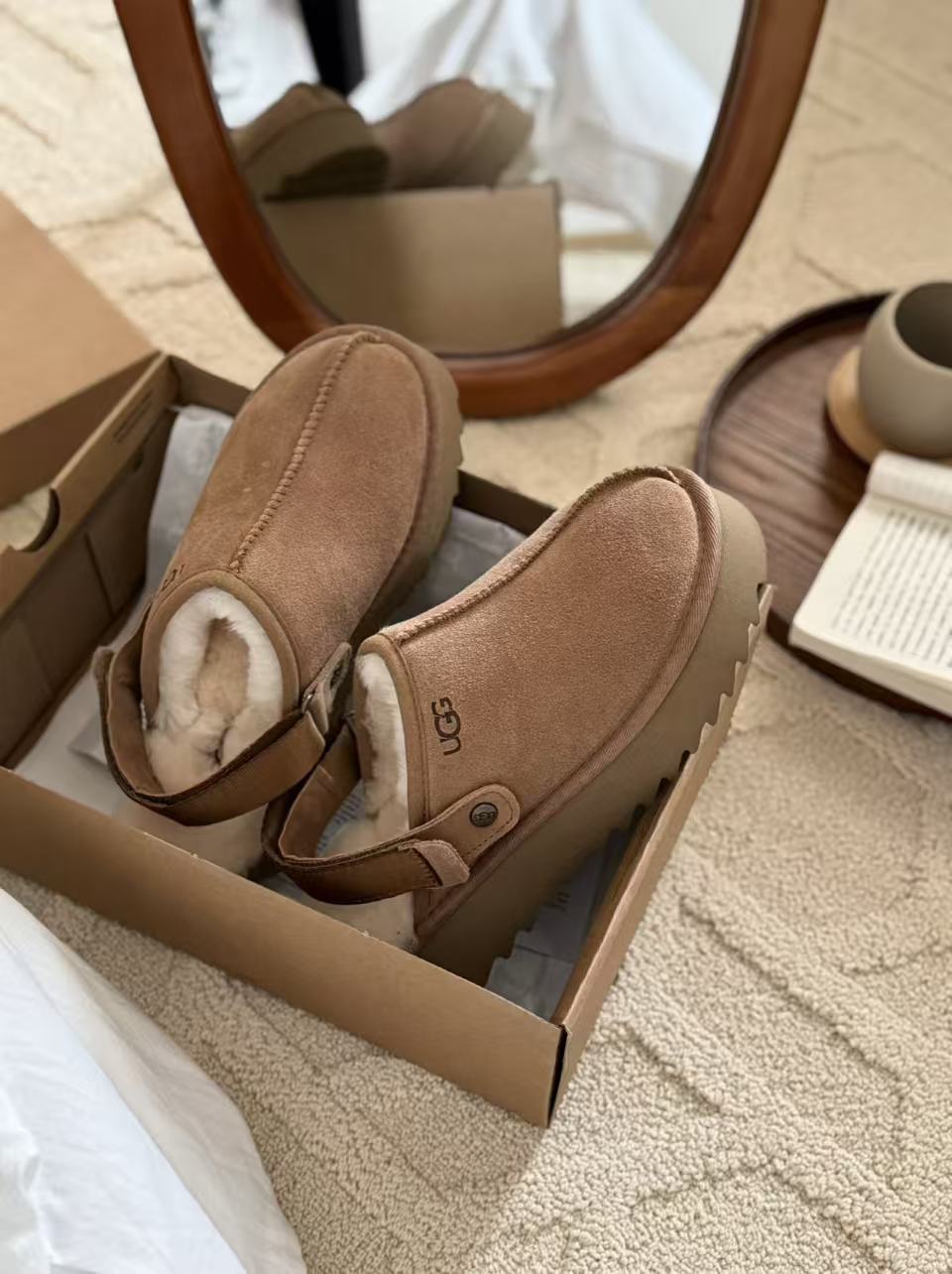 Thick-soled buckled plush slippers