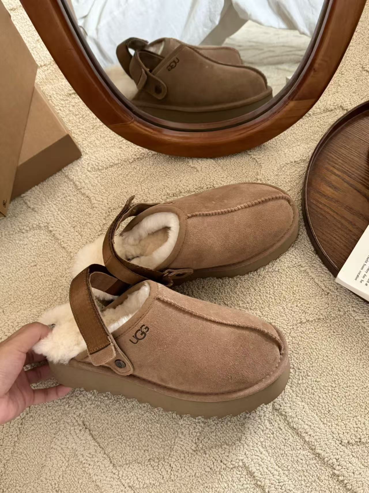 Thick-soled buckled plush slippers