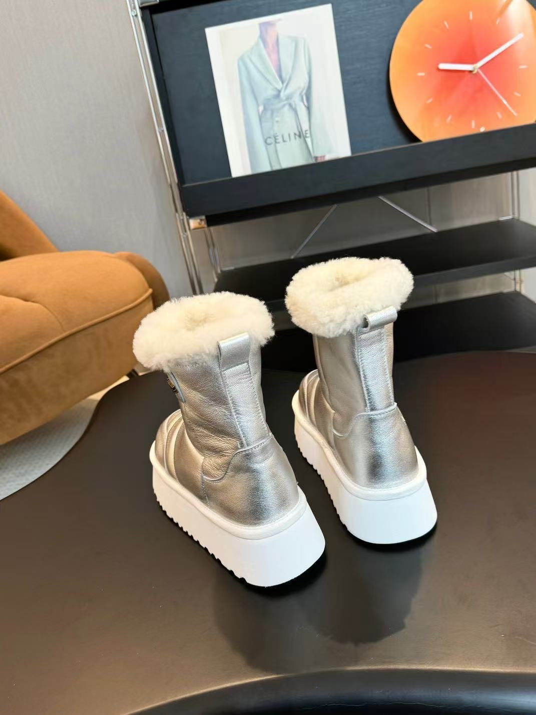 Thick-soled snow boots