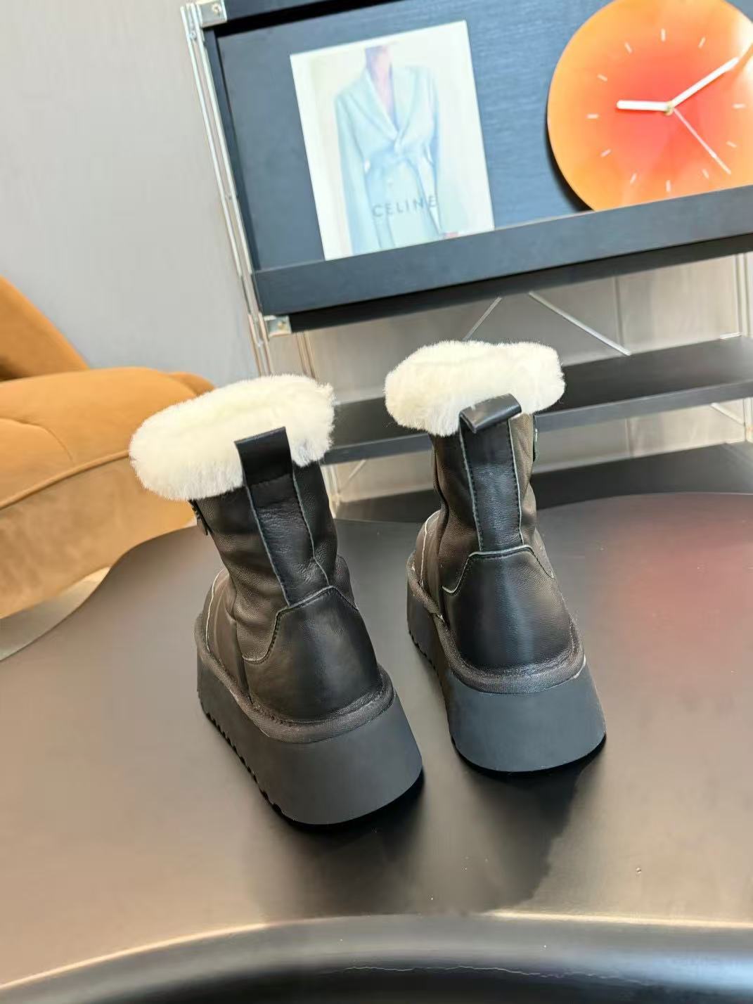 Thick-soled snow boots