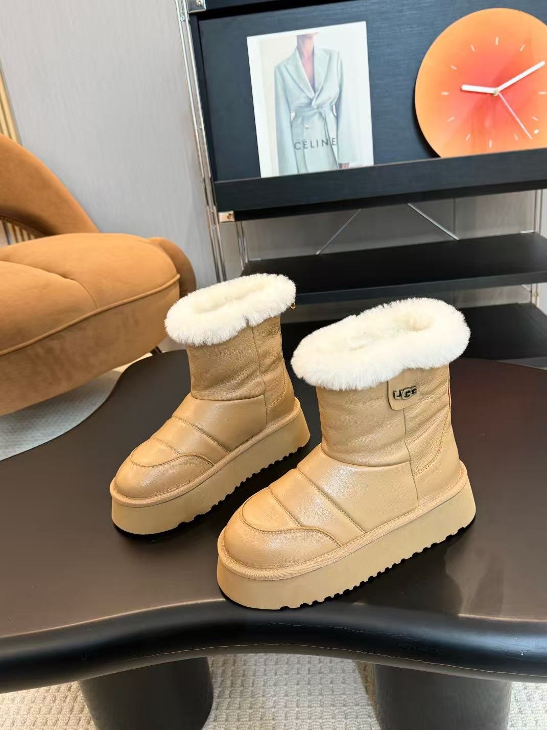 Thick-soled snow boots