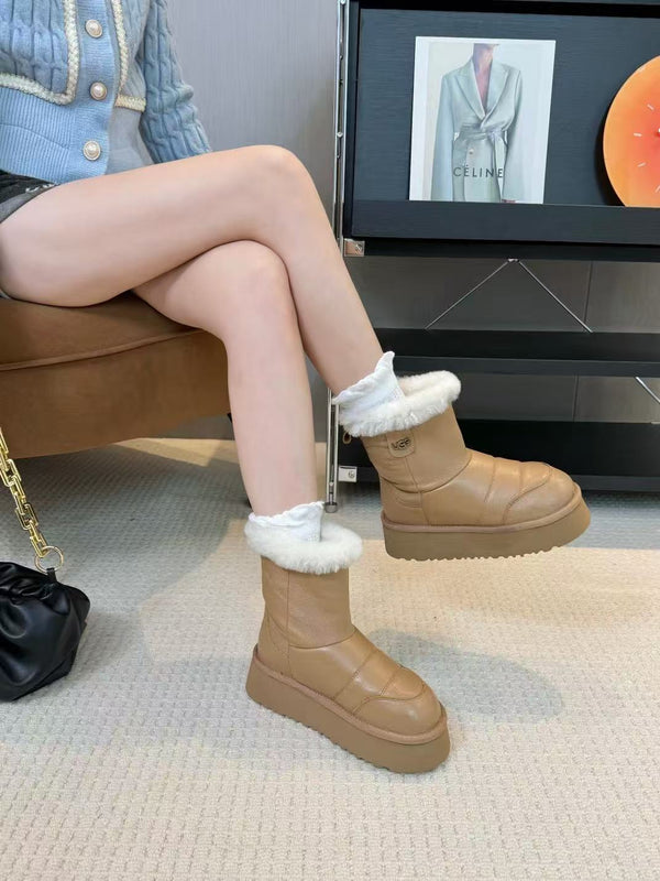 Thick-soled snow boots